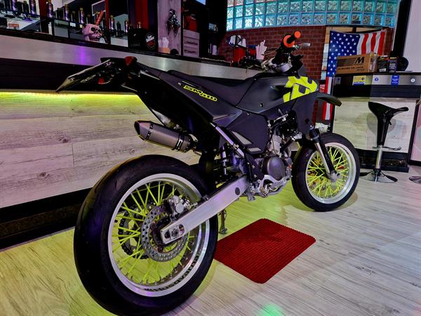 Husqvarna SM 610 Lemon Fluo - Akrapovic Blast