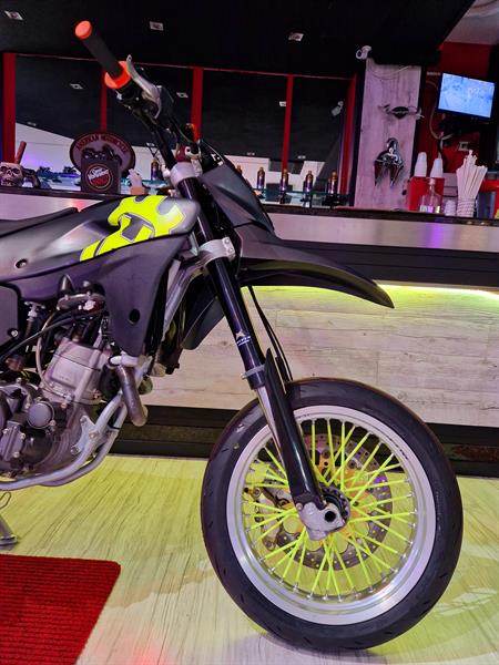 Husqvarna SM 610 Lemon Fluo - Akrapovic Blast