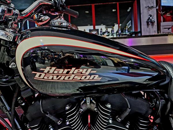 Harley-Davidson XL 1200R Roadster - Black & Cream