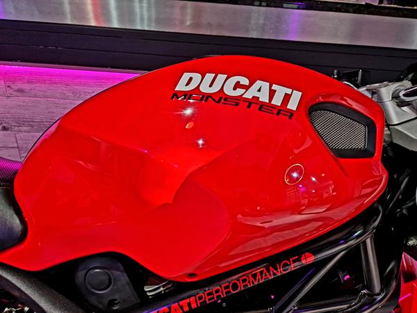 Ducati Monster 696 + Performance - Rosso Corsa