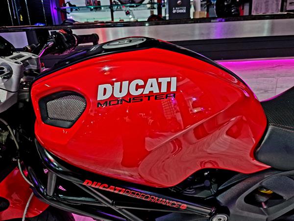 Ducati Monster 696 + Performance - Rosso Corsa